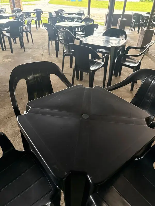 Mesas e cadeiras Parati em bar