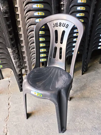 Jogo de Mesa Jesus Bistro — mesa e cadeiras de plástico